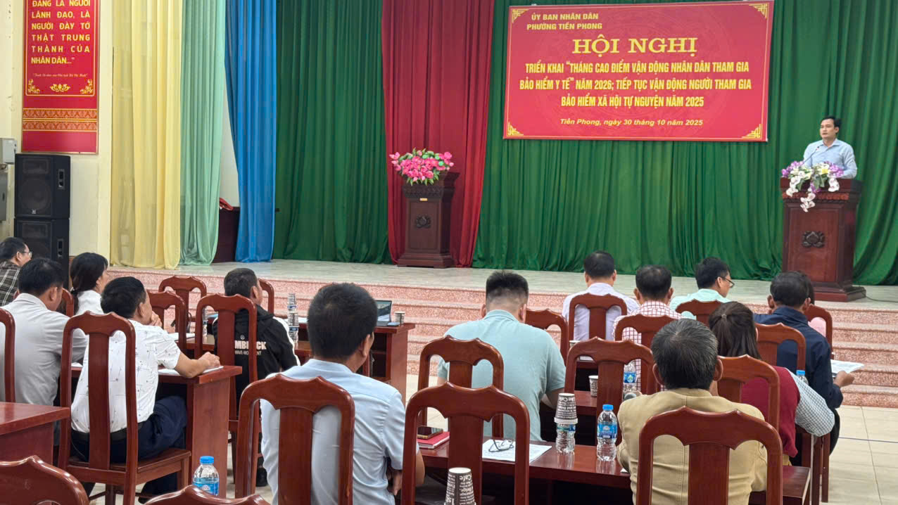 Đồng chí Lê Xuân Dương - PCT Thường trực UBND phường phát biểu tại Hội nghị